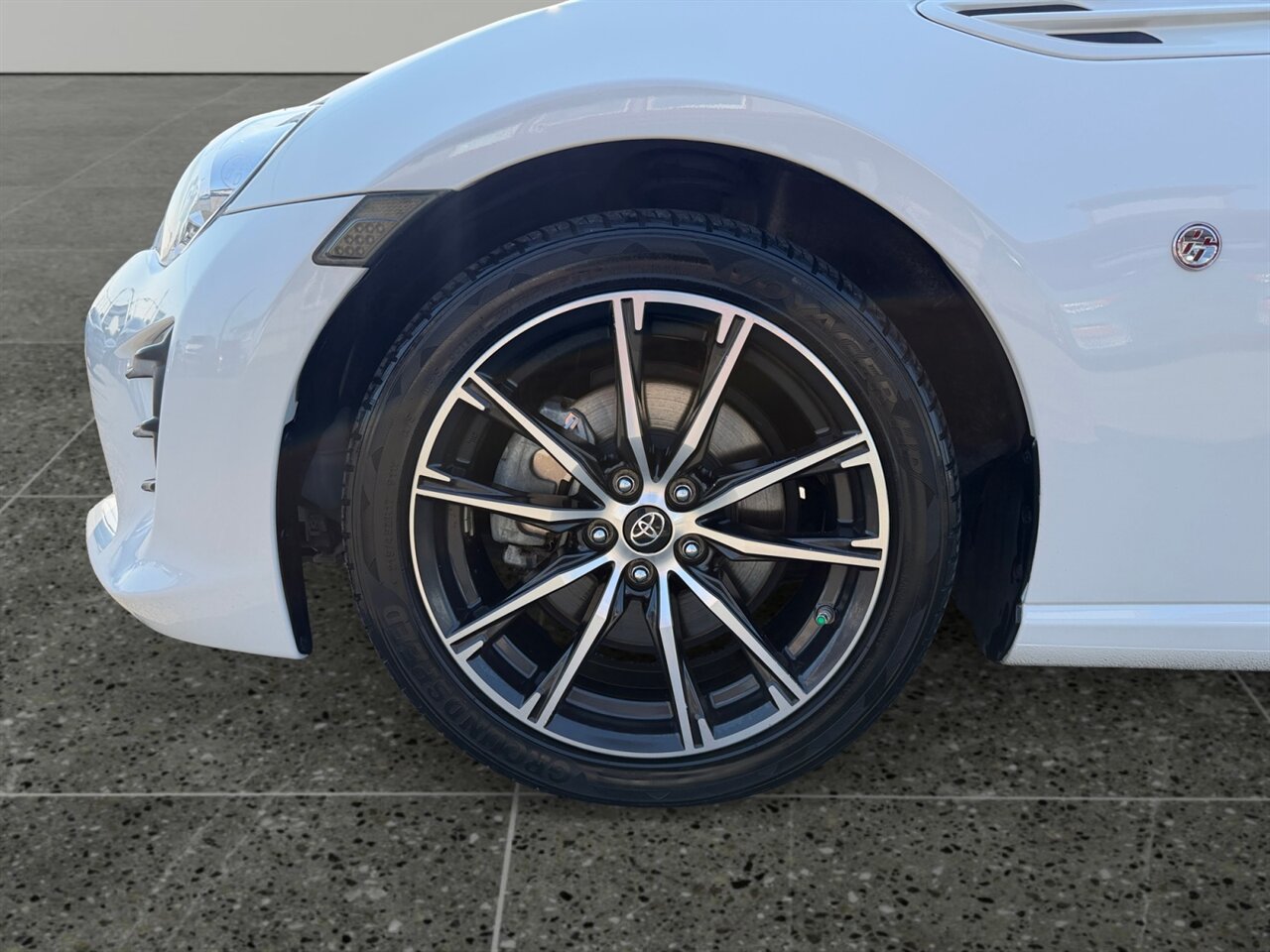 2017 Toyota 86 Base in White — thumbnail 15 of 21