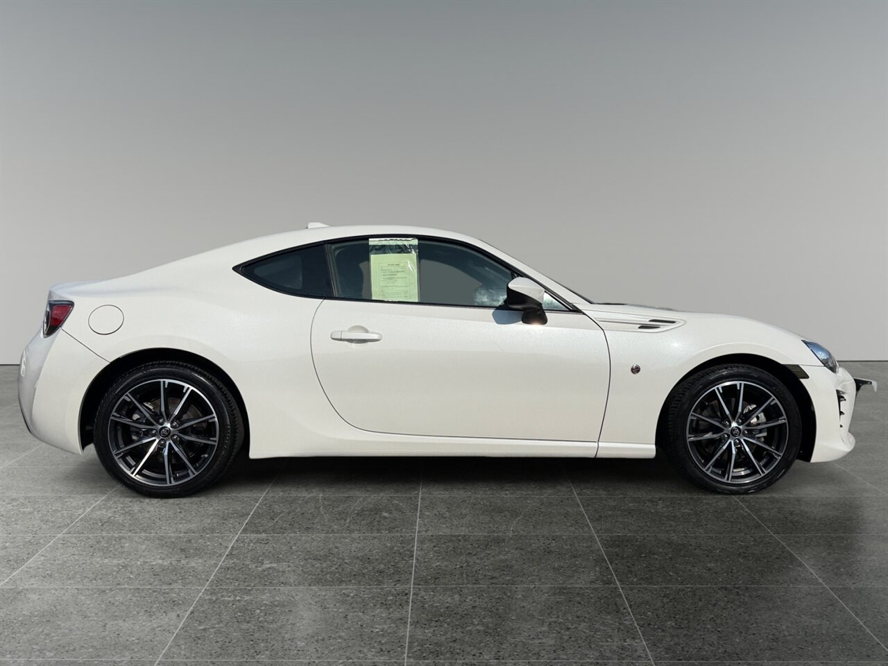 2017 Toyota 86 Base in White — thumbnail 7 of 21