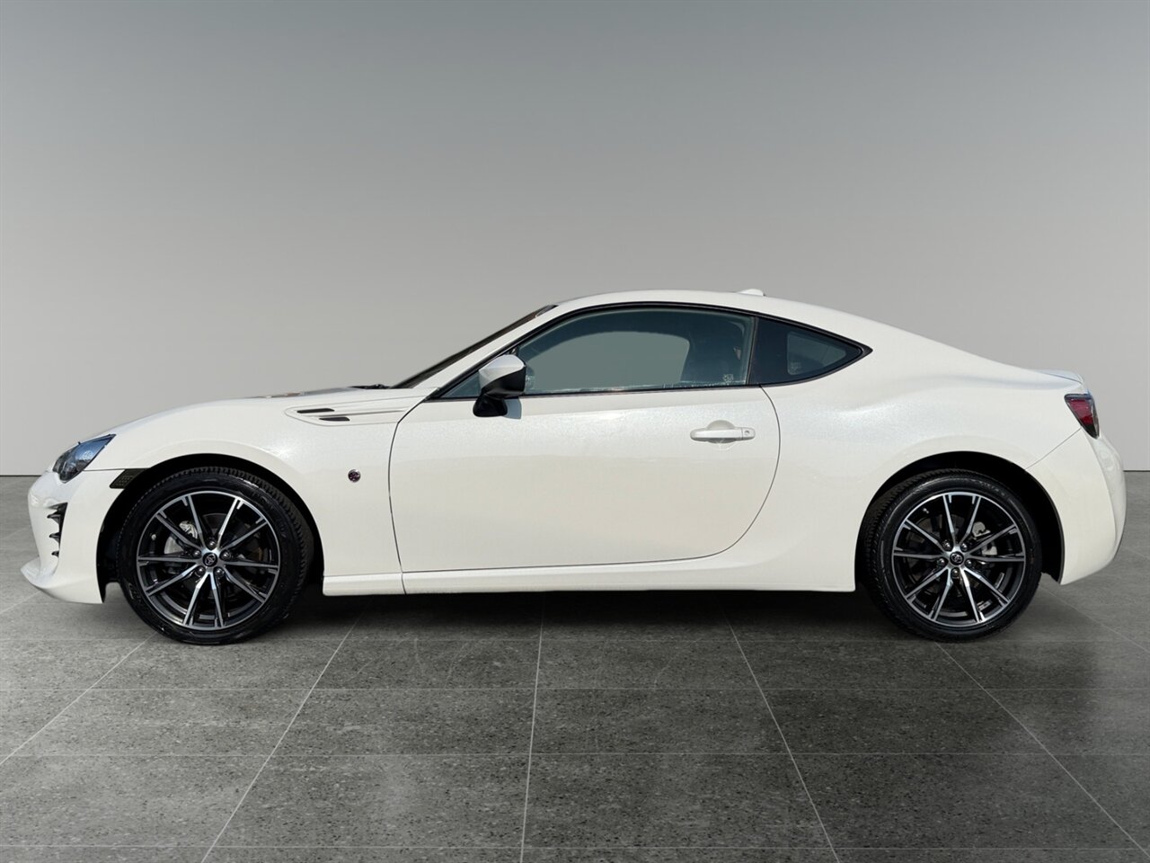 2017 Toyota 86 Base in White — photo 2 of 21