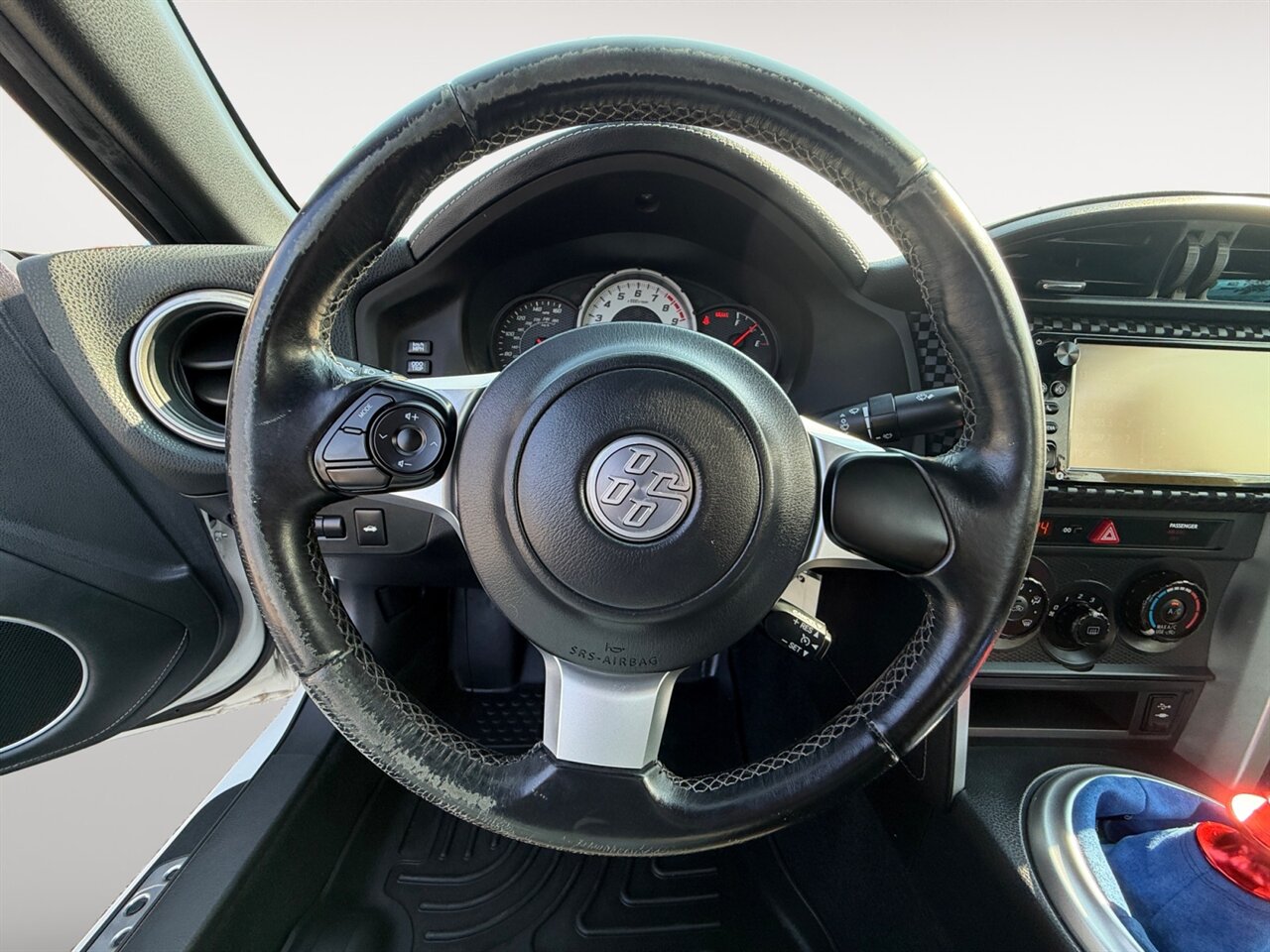 2017 Toyota 86 Base in White — thumbnail 13 of 21